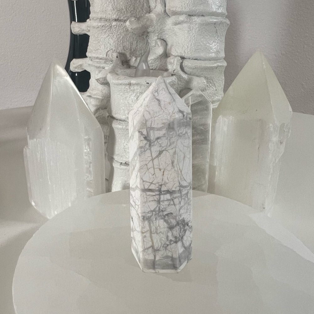 Howlite point tower